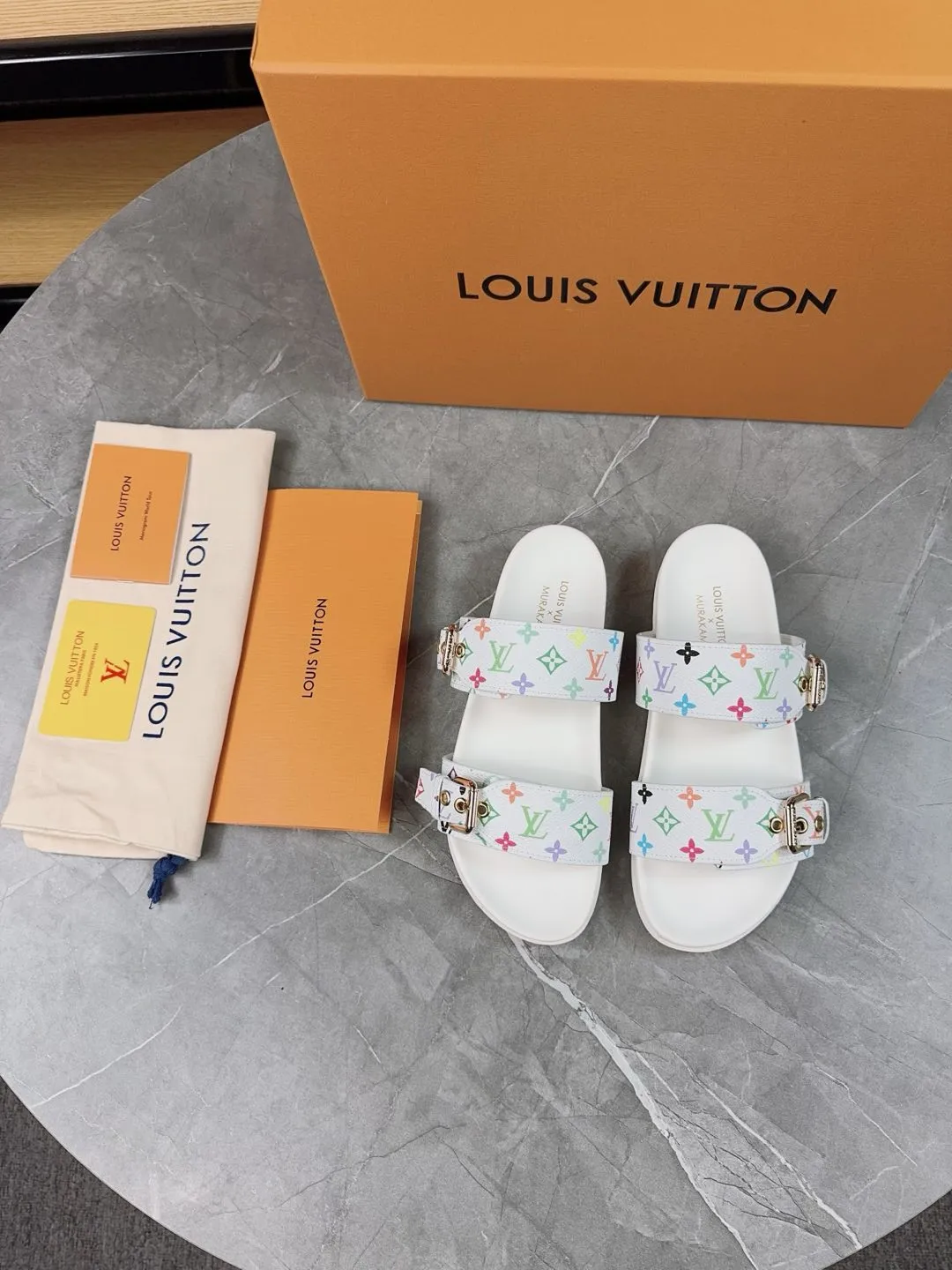 👟👟Ex-factory price 400👟👟 New slippers for spring and summer🌟The belt buckle is adjustable and elastic, full of beach style, original molded LV metal logo decoration, fashionable and beautiful, super versatile🤳🏻upper cowhide/customized imported jacquard fabric/original old-fashioned leather material, water-dyed sheepskin lining (water platform + wear-resistant velvet + rubber sole) three-layer combination outsole 🔶Size: Female 35-43 Male: 38-46